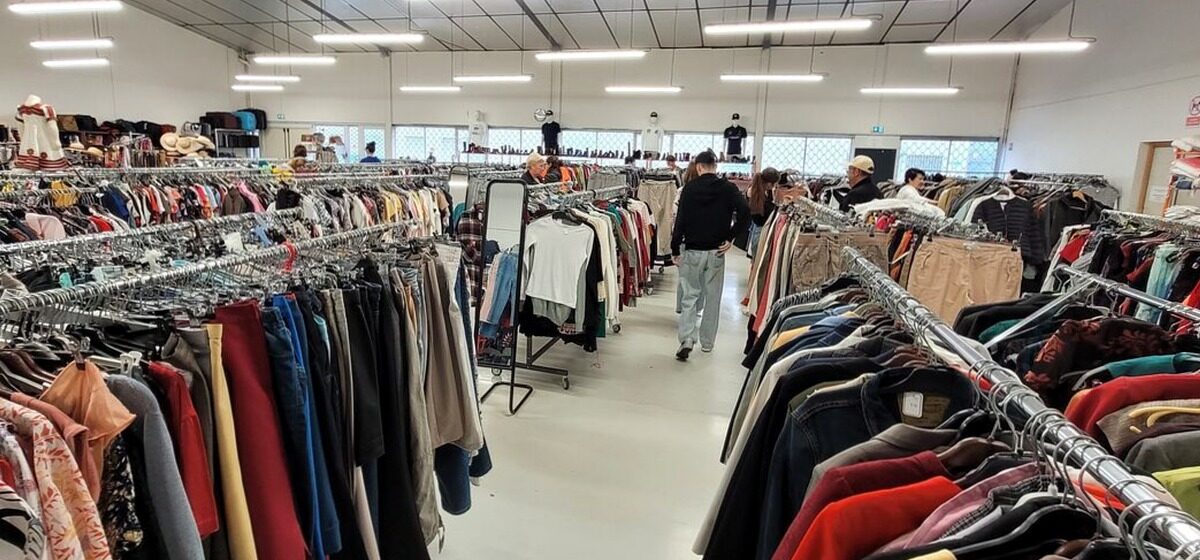 Vêtements - « Un Fléau Écologique et Social » : Victime de la Fast-Fashion, Emmaüs Met Fin à Sa Collecte de Vêtements Dans le Puy-de-Dôme