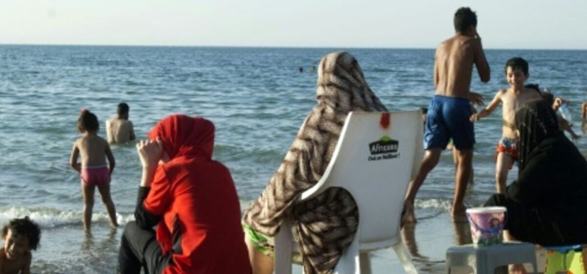 Ville - Une Ville Touristique d'Algérie Interdit le Port du Bermuda pour les Hommes à la Plage, puis Fait Machine Arrière