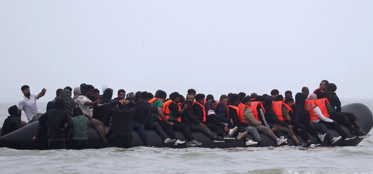 Police - La Police Française Démolit Au Cutter Un Bateau Rempli De Migrants, Londres Se Félicite D'un « Durcissement » De Ses Pratiques
