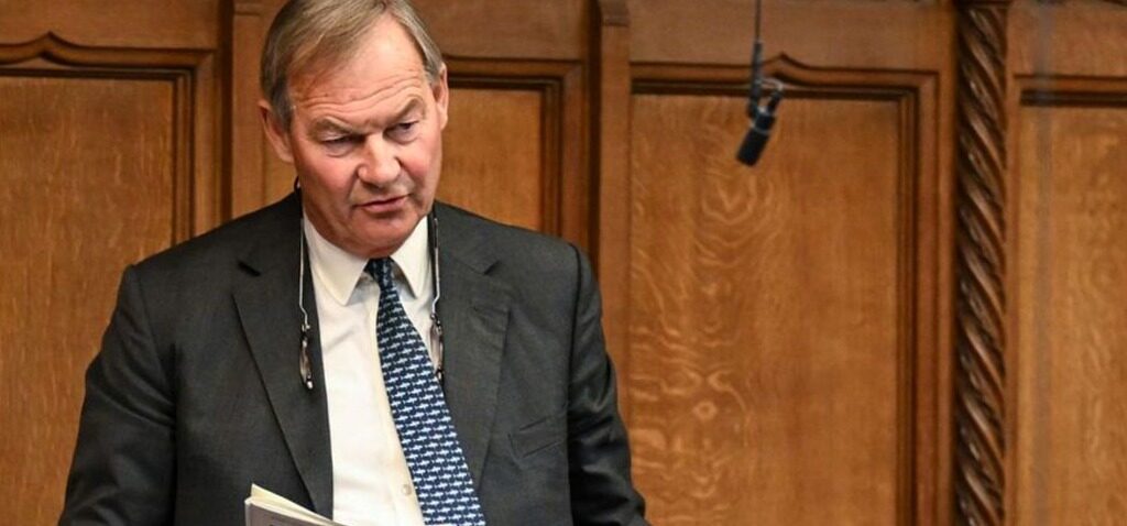 Autorité - Mp Rupert Lowe Blanchié Par L'Autorité Des Normes