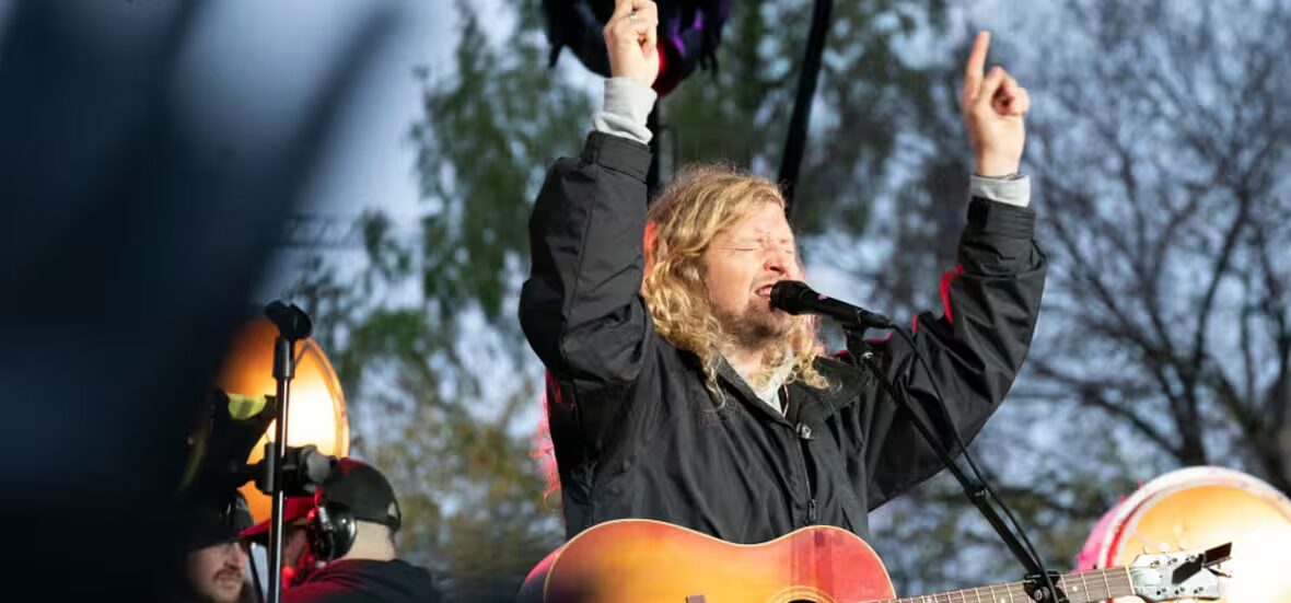 concert - À Winnipeg, dans le parc central diversifié, des inquiétudes émergent quant au concert d'un musicien chrétien américain qui pourrait semer la division.