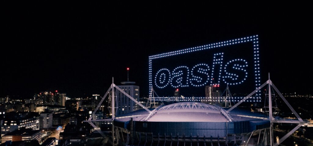 Concert - Un Spectacle de Drones Oasis Se Prépare Avant le Concert au Stade