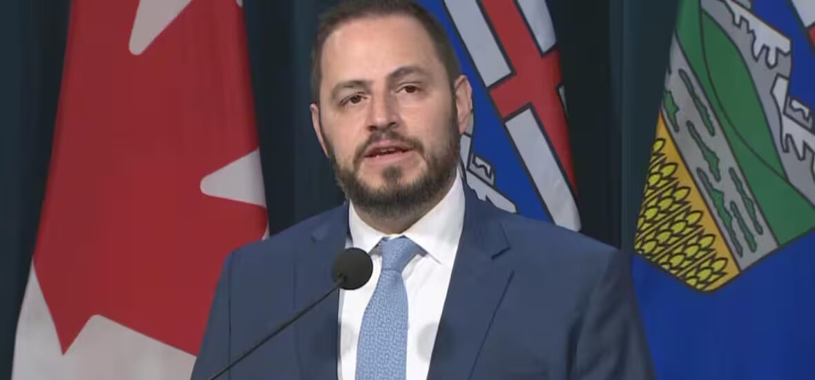 bibliothèques - Les bibliothèques scolaires de l'Alberta doivent retirer le contenu explicite de leurs rayons à partir du 1er octobre, annonce le ministre.