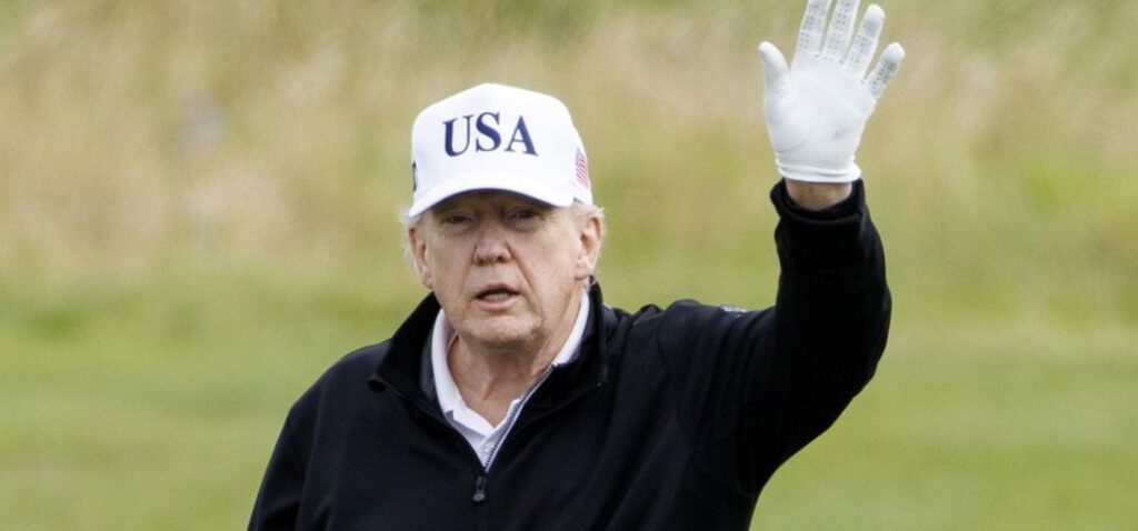 golf - Trump de retour sur le parcours de golf pour le deuxième jour de sa visite en Écosse