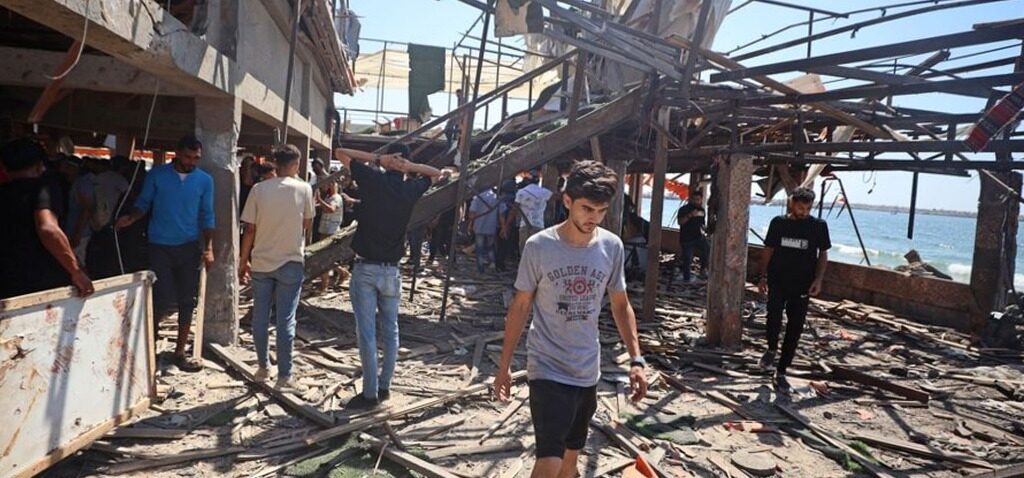 frappe - Une frappe israélienne sur un café en bord de mer à Gaza fait au moins 20 morts parmi les Palestiniens, selon des témoins et des secouristes.