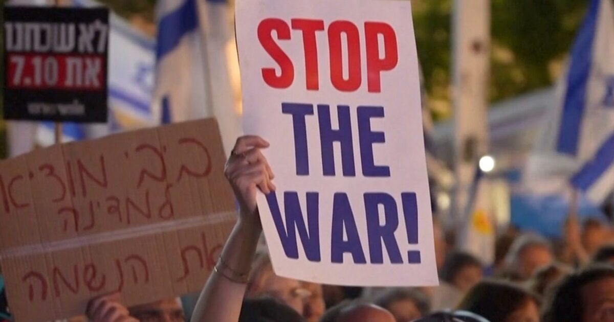 manifestants - Des manifestants envahissent la place de Tel Aviv pour exiger un cessez-le-feu à Gaza