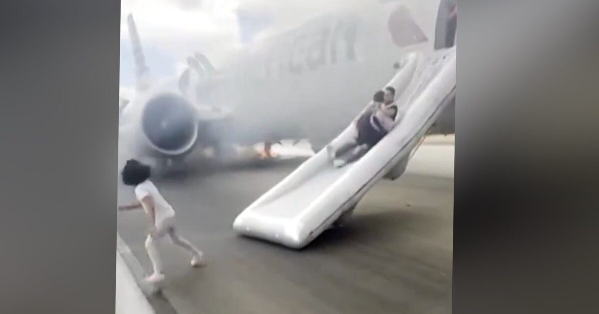incendie - Des passagers utilisent des toboggans d'urgence pour fuir un incendie d'avion aux États-Unis