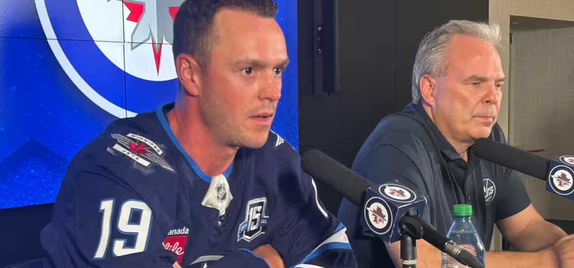 maillot - Enfilant le maillot des Winnipeg Jets, Jonathan Toews évoque une sensation de 'nouvelle draft' comme héros de sa ville natale
