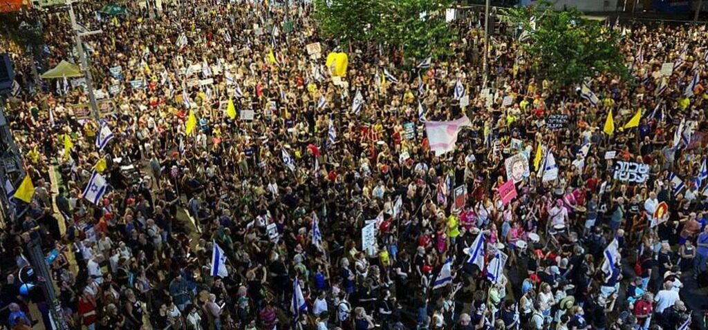 Israël - Des foules massives se rassemblent en Israël pour exiger un accord sur les otages et la fin de la guerre à Gaza
