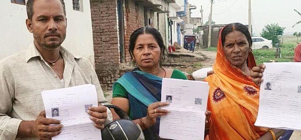 électeurs - La nouvelle liste des électeurs dans l'État indien inclut des photos erronées et des personnes décédées.