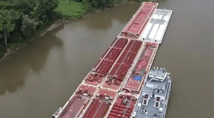 hélicoptère - Les deux occupants d'un hélicoptère meurent après avoir heurté un câble électrique et s'être écrasés sur une barge dans le fleuve Mississippi