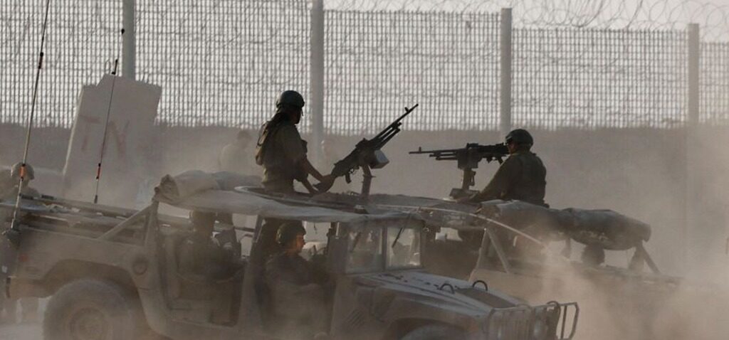 Palestiniens - Les Palestiniens fuient les attaques de l'IDF sur Gaza alors que les Israéliens manifestent contre le plan d'occupation