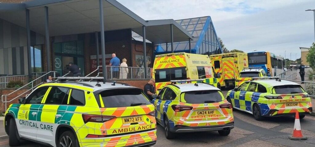 garçon - Un garçon de 4 ans meurt après avoir été percuté par un bus devant l'hôpital