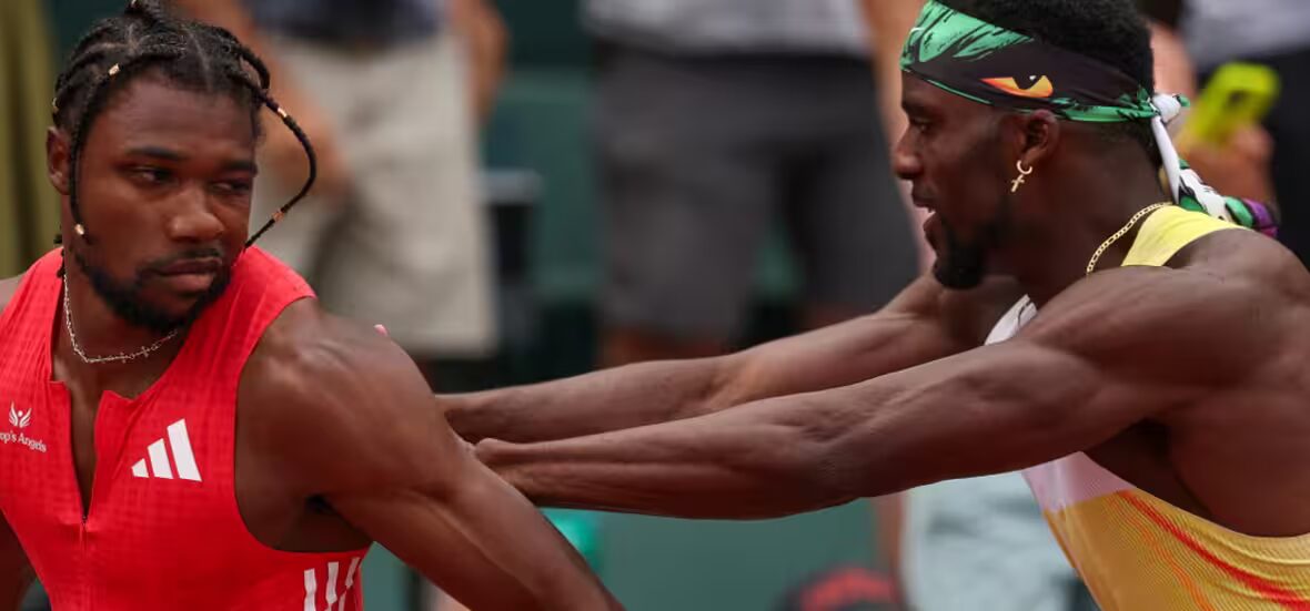 victoire - Noah Lyles poussé par son rival Kenny Bednarek après sa victoire au 200 m des Championnats d'athlétisme des États-Unis