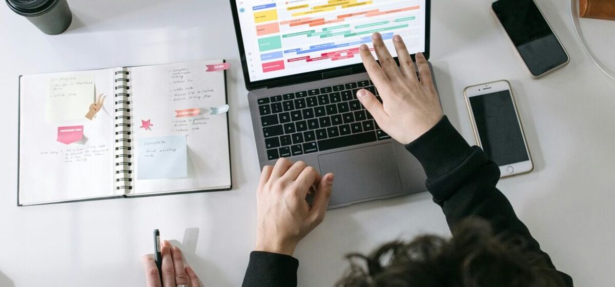 Emploi - Emploi : 1 employeur sur 2 considère qu'il est plus facile de former une IA que de recruter un jeune diplômé