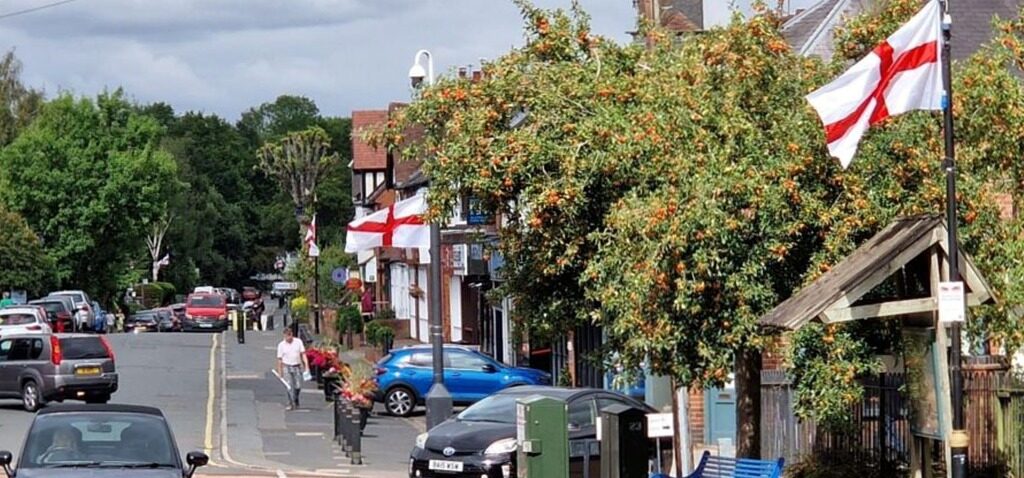 drapeaux - Pourquoi des milliers de drapeaux de Saint-Georges ont-ils été hissés dans les villes et villages ?