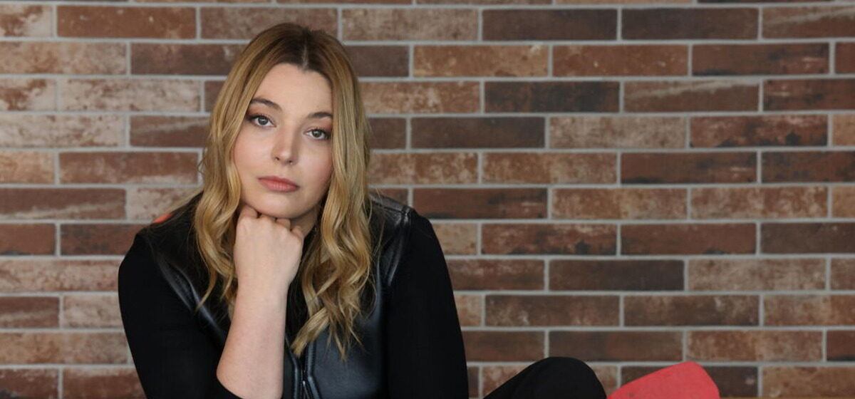Coach - « The Voice Kids » : Pour Ses Débuts Comme Coach, Santa Endosse Le Rôle De La Bonne Fée, Montre Ses Griffes Et Met Le Feu
