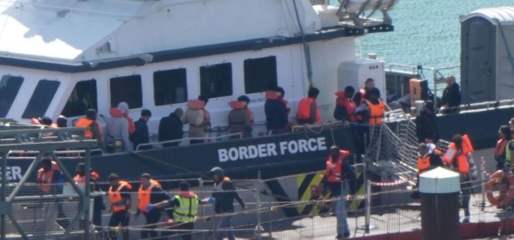 migrants - Plus de 400 migrants débarqués à Douvres