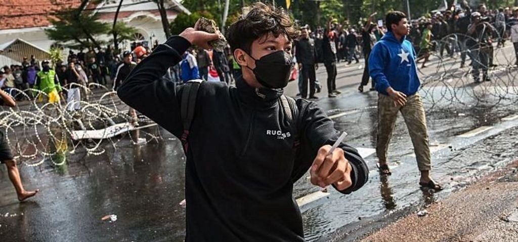taxi - Des manifestants et la police s'affrontent après la mort d'un chauffeur de taxi en Indonésie