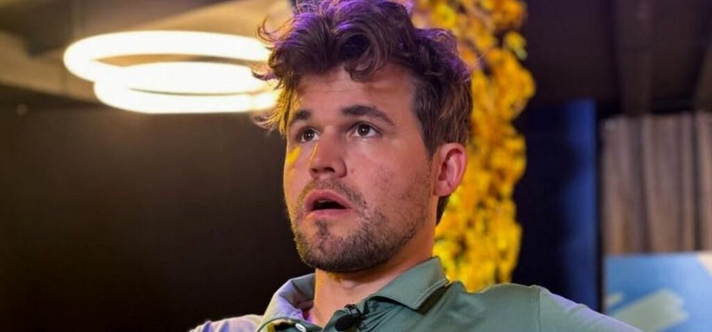 Carlsen - Le Grand Maître d'Échecs Carlsen remporte la Coupe du Monde d'Esports