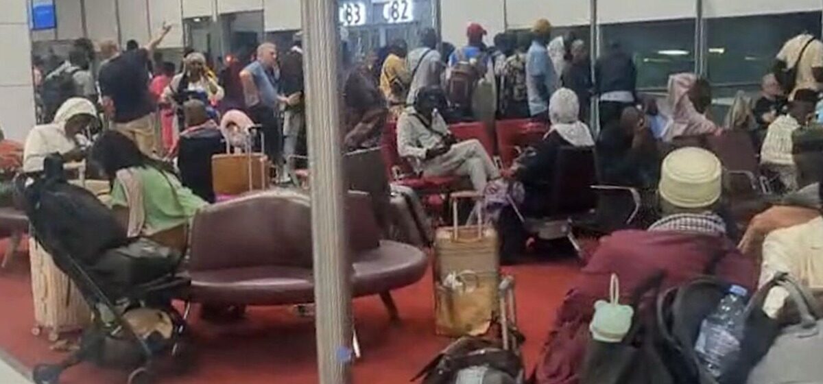 Voyageurs - « comme Des Animaux » : Le Calvaire de 300 Voyageurs Bloqués Pendant Deux Jours à Roissy Avant Leur Vol Paris-Dakar