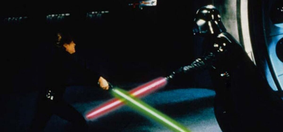 Enchères - Star Wars : Le Sabre Laser de Dark Vador, Conservé Précieusement Pendant 40 Ans, Mis Aux Enchères à Un Prix Étonnant