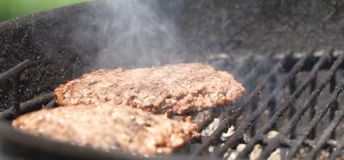 prix - Le prix du bœuf atteint des sommets, mais les Canadiens ne laisseront pas cela gâcher la saison des barbecues.