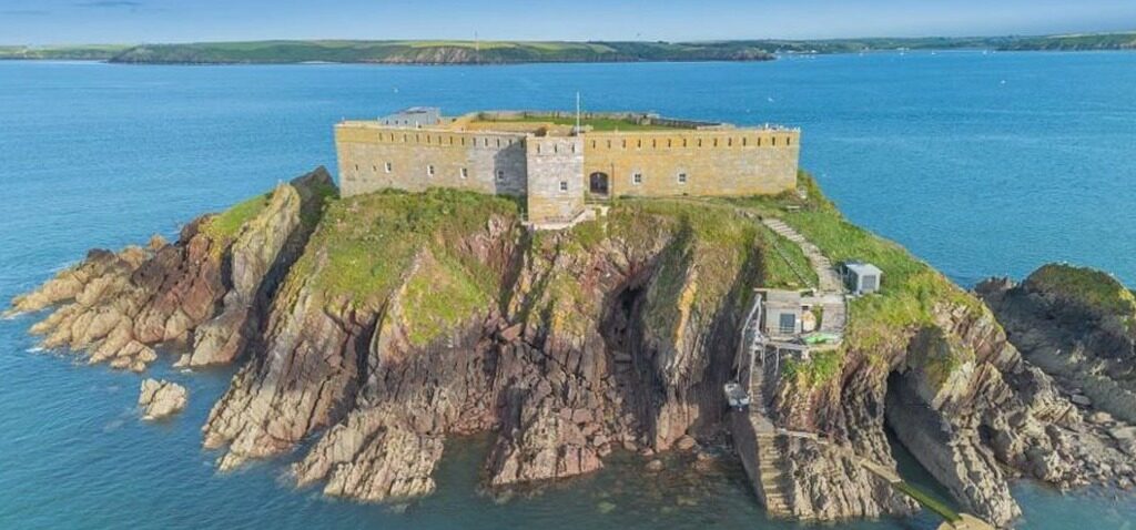 île - Forteresse abandonnée transformée en île de fête à 3 millions de £