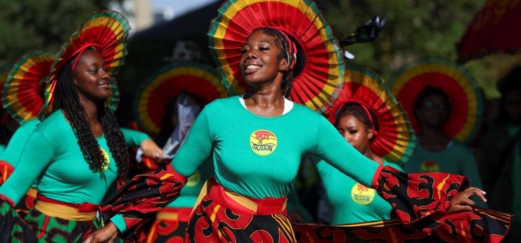 Carnaval - Le Carnaval de Notting Hill s'ouvre avec une explosion de couleurs