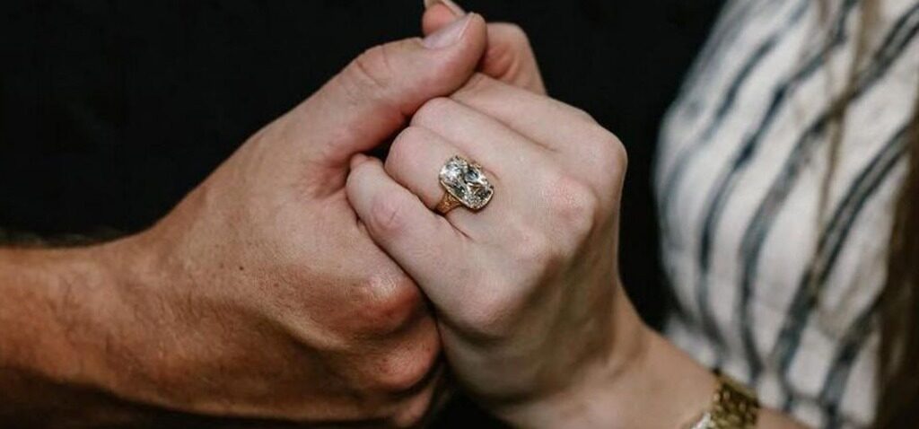 bague - La bague de fiançailles de Taylor Swift et la tendance des célébrités pour les grosses pierres
