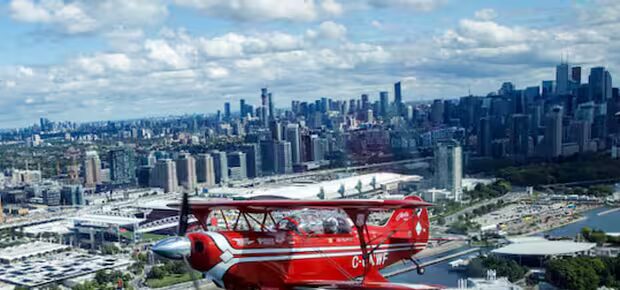 Toronto - Des avions s'envolent au-dessus de Toronto avant le spectacle aérien du CNE