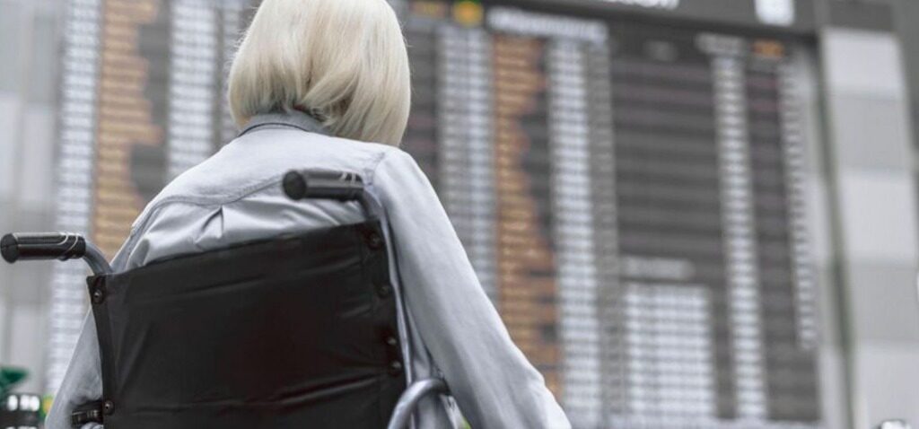 badge - Les titulaires de badge bleu ne devraient pas payer de frais de dépose à l'aéroport, affirme une association caritative.