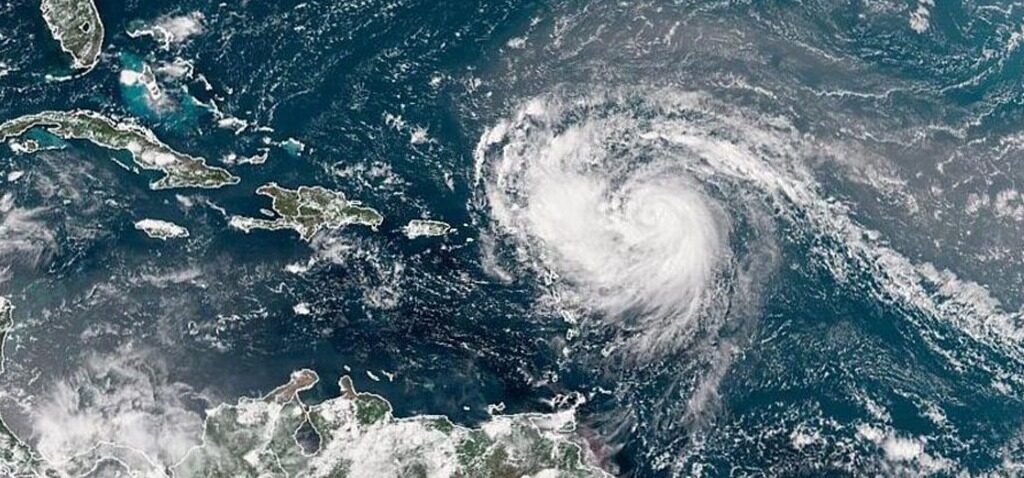 ouragan - L'ouragan Erin se renforce alors qu'il se dirige vers les Caraïbes