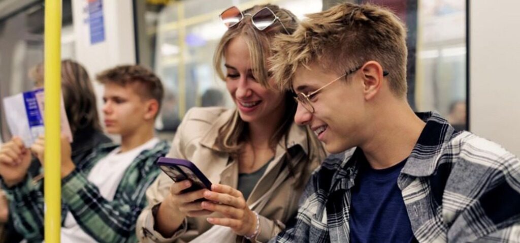 Transport - Transport pour Londres demande aux utilisateurs de mobiles 'nuisibles' de porter des écouteurs