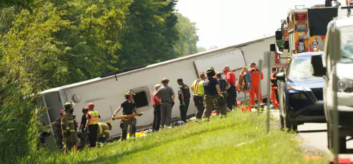 autocar - Renversement d'un autocar sur l'autoroute de l'État de New York fait plusieurs morts, selon la police