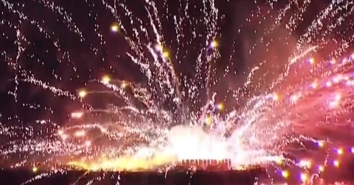 incendie - Regardez : Des feux d'artifice s'illuminent alors qu'un incendie touche les bateaux de lancement du festival japonais