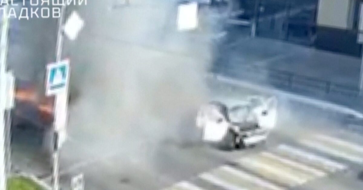 voiture - Des passagers échappent à une voiture heurtée par un drone en Russie