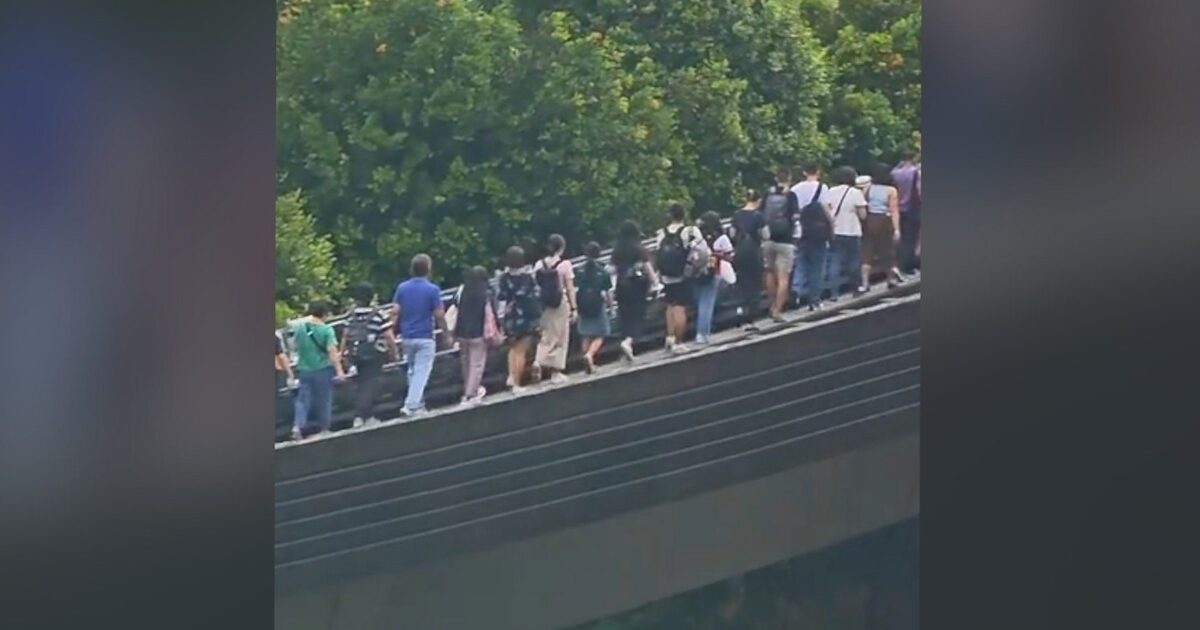 Traversée - Des Passagers Singapouriens Égarés Effectuent une Difficile Traversée Ferroviaire