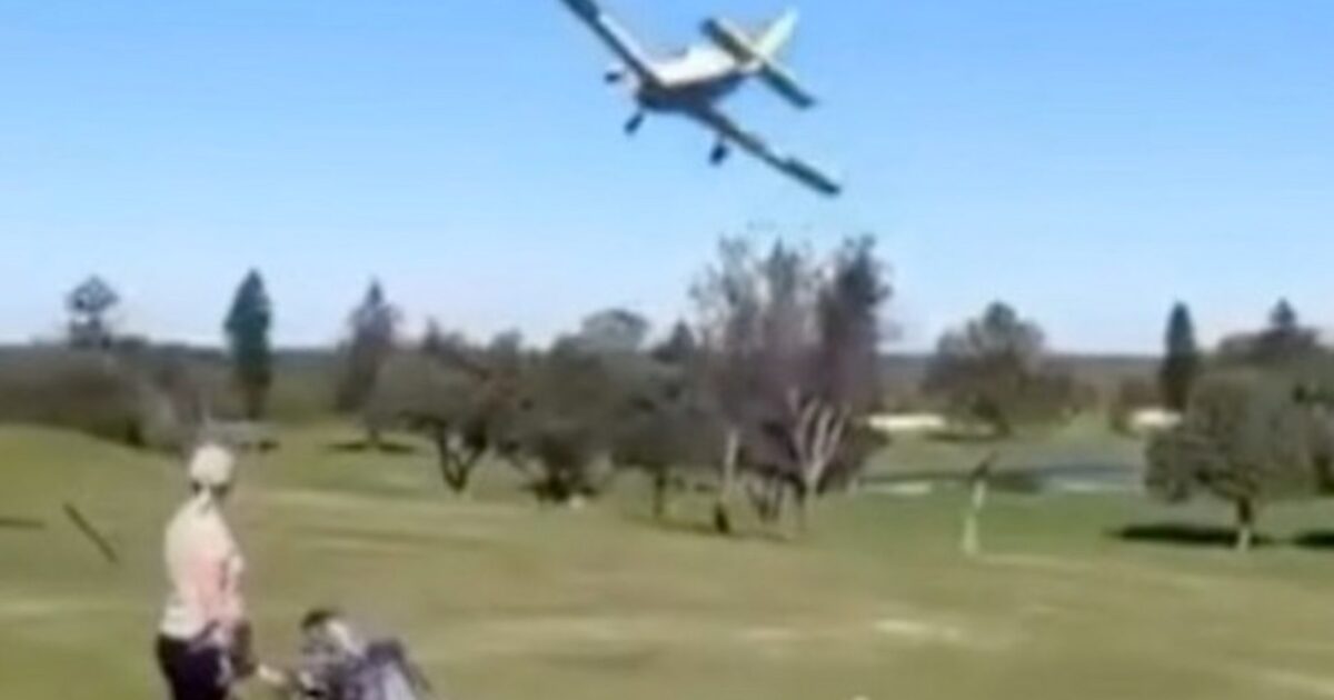 atterrissage - Un avion effectue un atterrissage d'urgence sur un parcours de golf australien