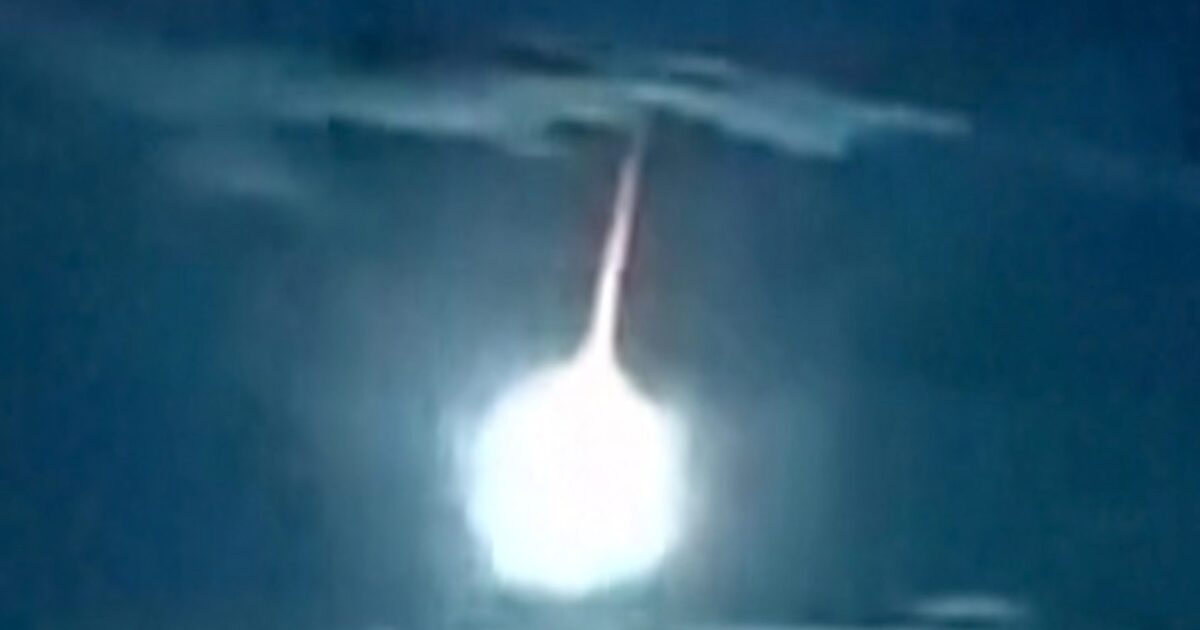 Japon - Regardez : Un feu d'artifice illumine le ciel nocturne au Japon