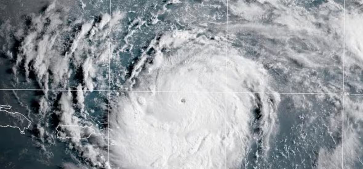 ouragan - L'ouragan Erin se renforce en une tempête de catégorie 5 'très puissante' dans les Caraïbes