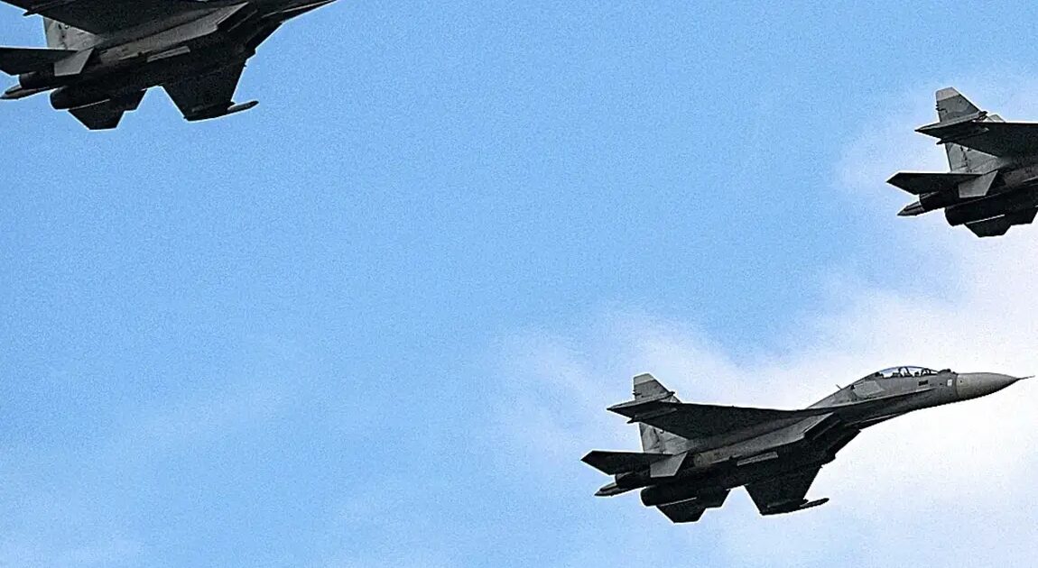 chasseurs - Jeux de guerre dans les Caraïbes : Maduro et Trump évaluent leur puissance militaire avec des chasseurs