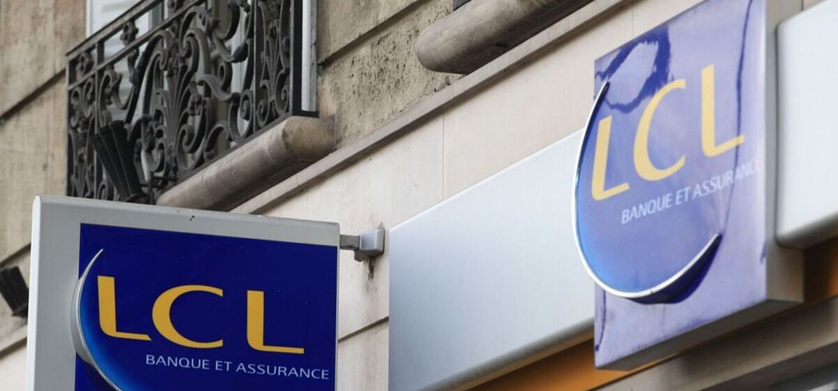 Nice - « Pourquoi une octogénaire sans portable faisait signe aux passants de s'arrêter à Nice ? Coincée dans le sas d'une agence bancaire à 22 heures »