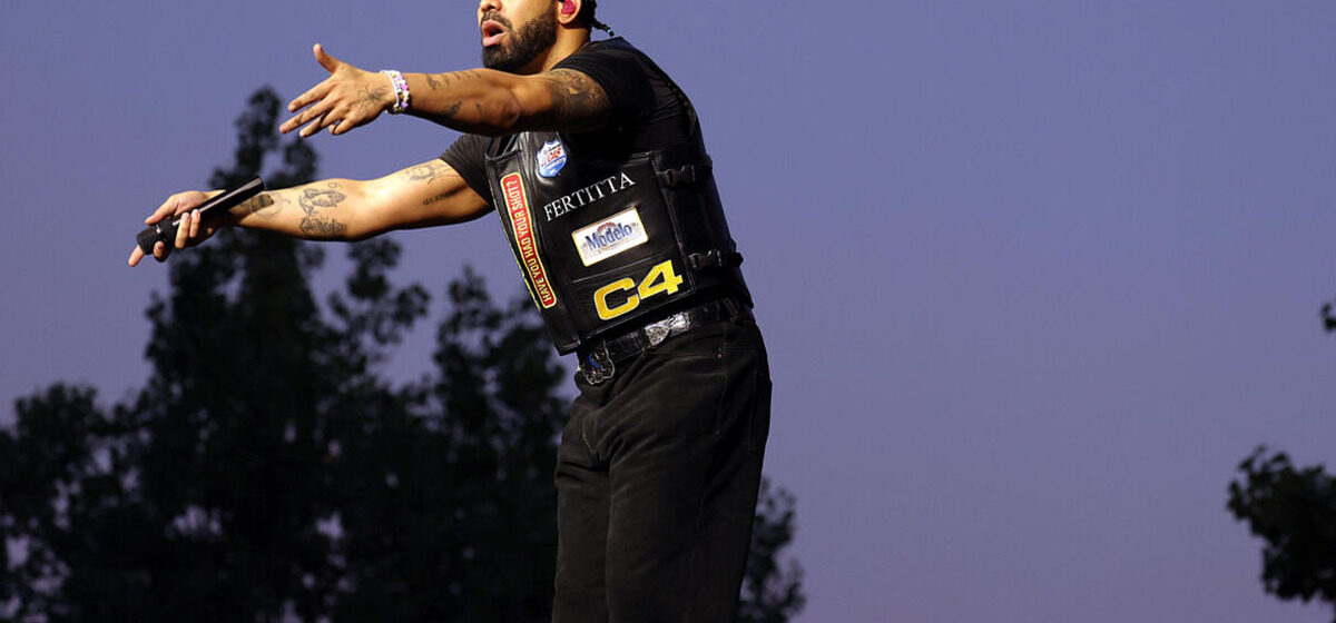 Drake - Finalement, les bananes, pochettes et sacs à main ne seront pas interdits lors des concerts de Drake à l’Accor Arena.