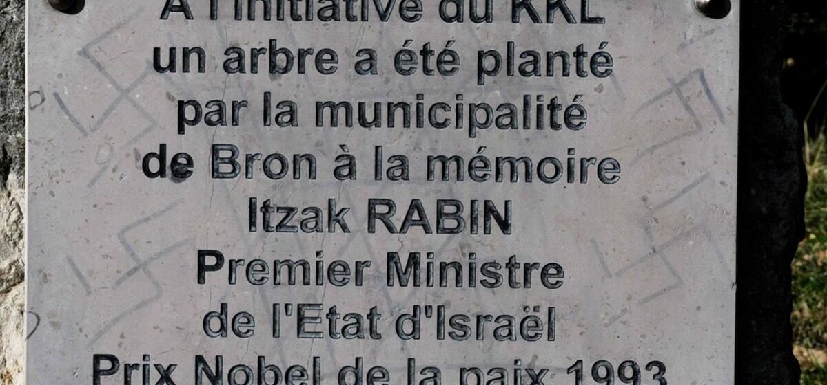 Lyon - Croix gammées et « Mort aux Juifs » : de nouvelles inscriptions antisémites découvertes près de Lyon