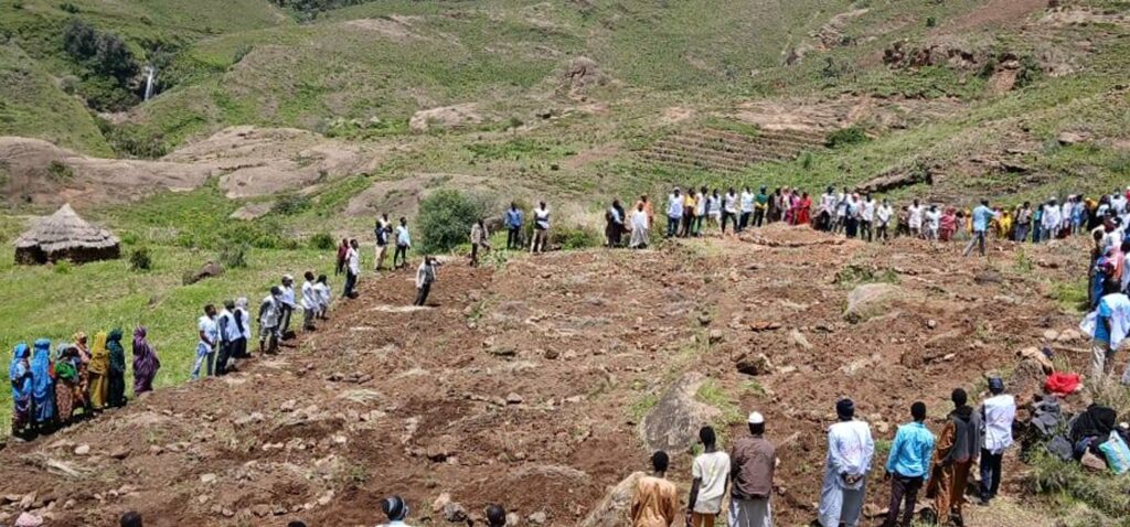 Soudan - Des villageois utilisent leurs mains pour secourir les victimes ensevelies dans un glissement de terrain au Soudan, selon un groupe.