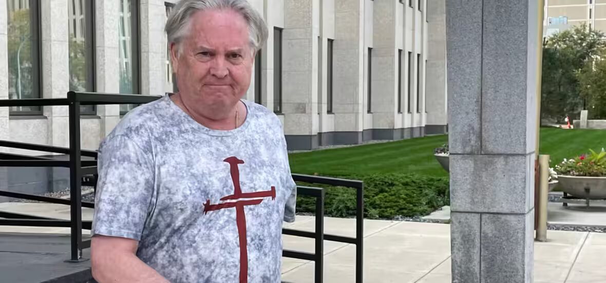 entraîneur - Le jour de libération conditionnelle de l'ancien entraîneur de hockey junior de Regina révoqué après une demande d'amitié Facebook à la victime