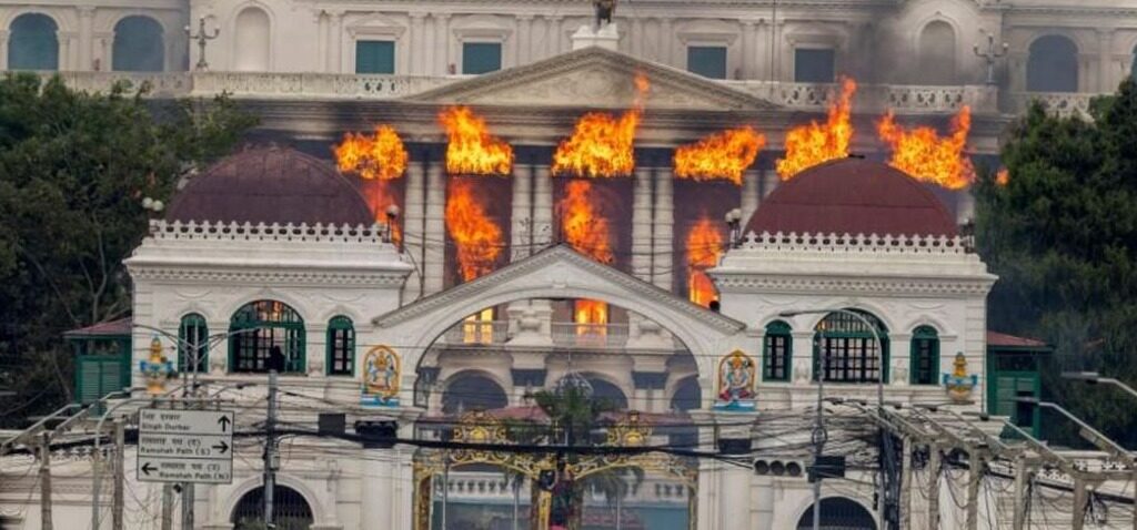 Parlement - Parlement népalais en feu après la démission du PM en raison des manifestations anti-corruption