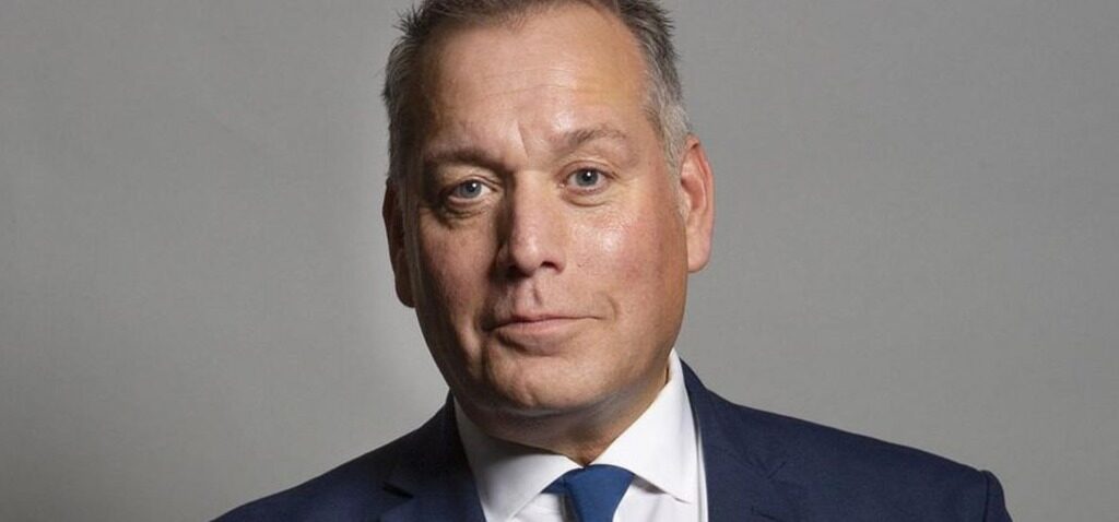 député - Un ancien député, mêlé à un scandale, décède subitement à 59 ans dans son appartement à Londres
