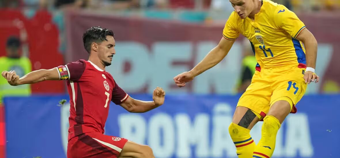 Canada - Stephen Eustaquio quitte le camp du Canada après avoir subi une blessure au bas du corps lors de la victoire contre la Roumanie